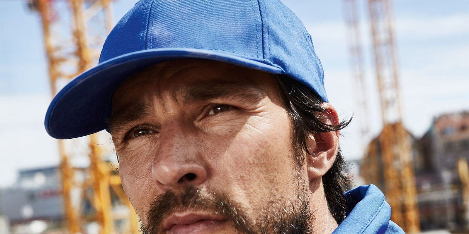 Mützen, Caps & Helme