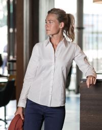 Weiße Bluse mit Fischgrätmuster