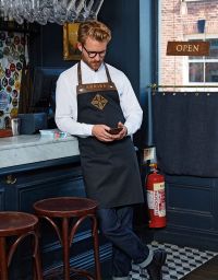 Modische Latzschürze